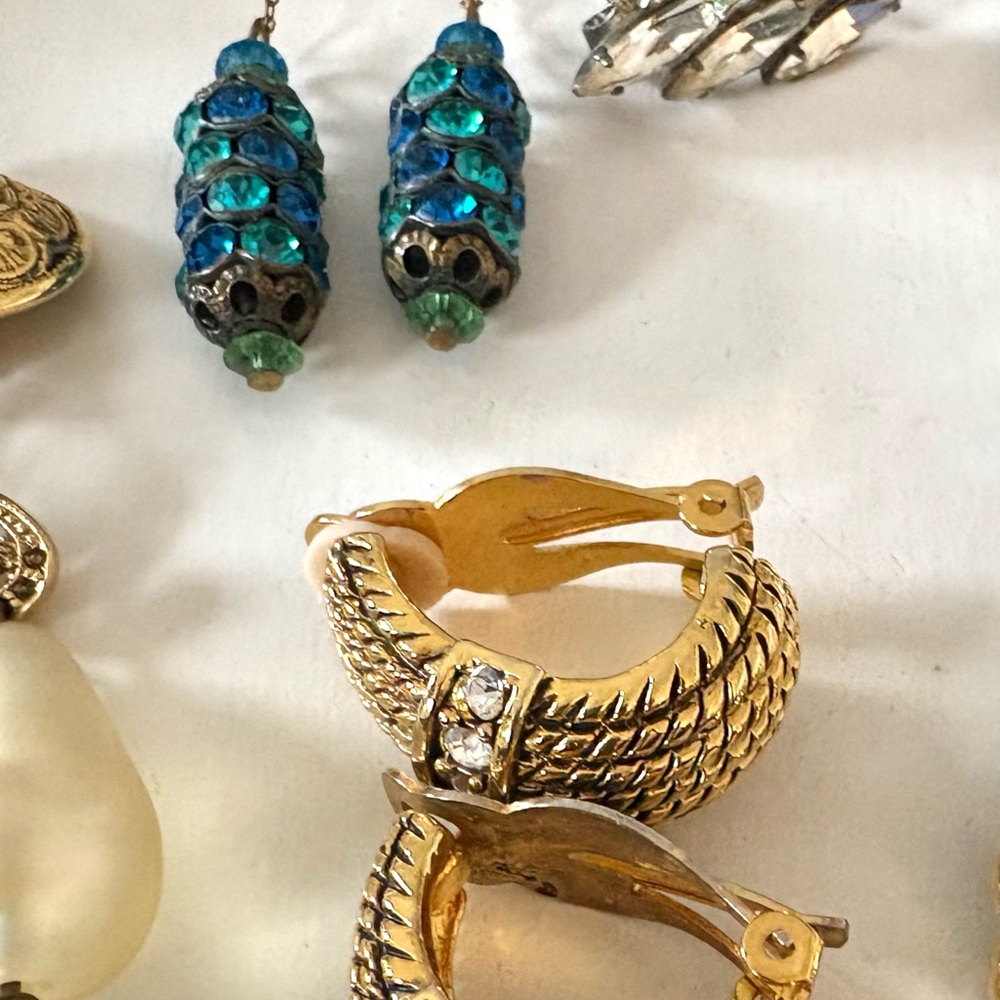 Vintage Lot of 7 Clip Earrings - Picture 7 of 8